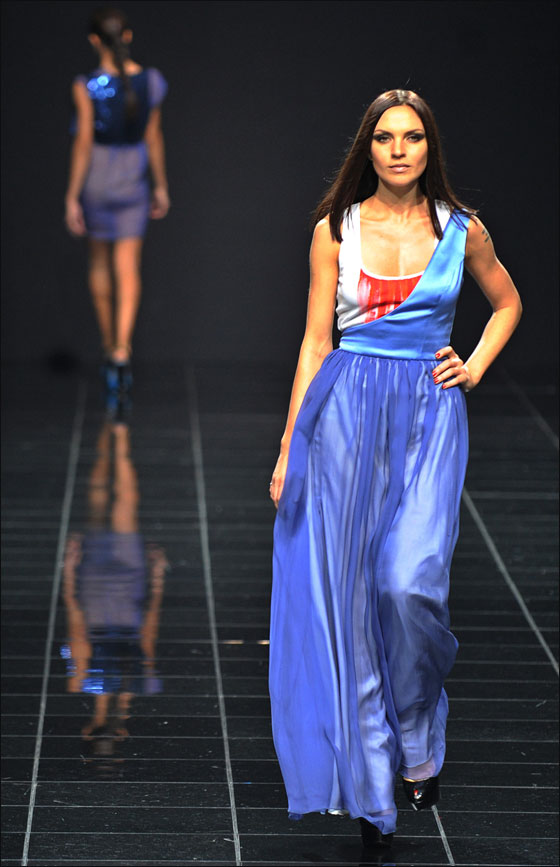 عارضات ازياء يتألقن بفساتين مميزة في اسبوع الموضة بموسكو 