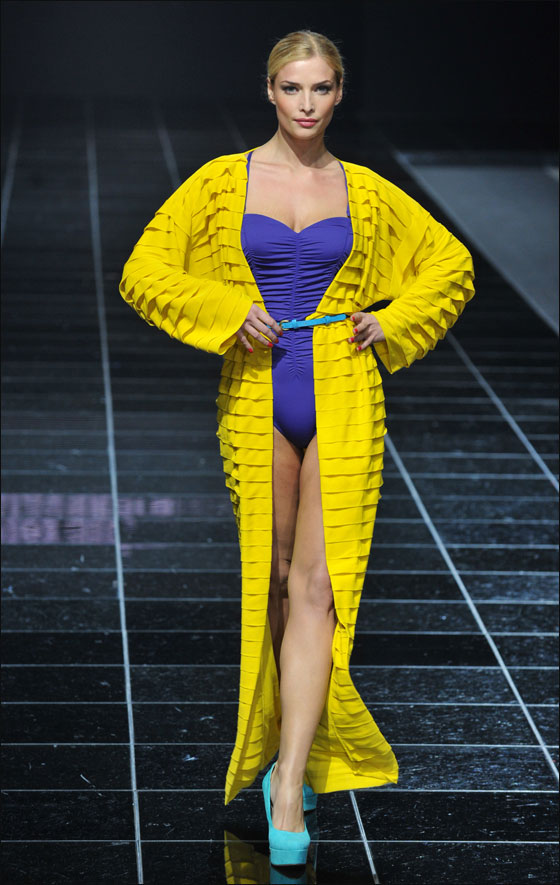 عارضات ازياء يتألقن بفساتين مميزة في اسبوع الموضة بموسكو 