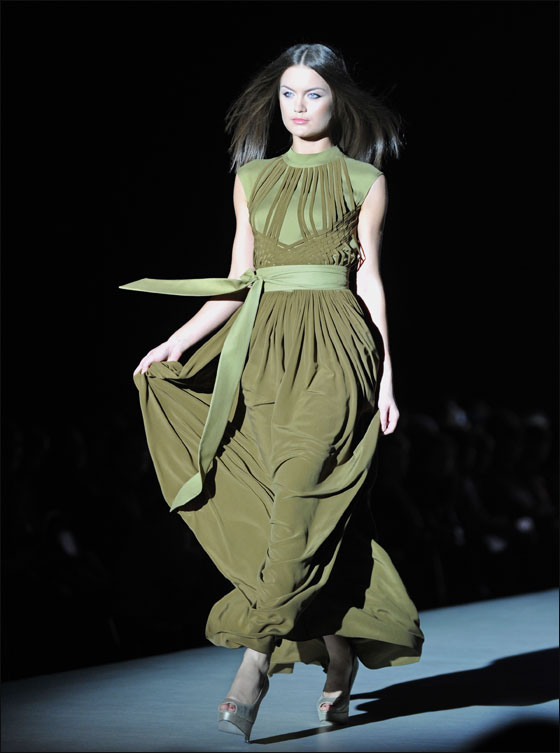 عارضات ازياء يتألقن بفساتين مميزة في اسبوع الموضة بموسكو 