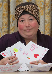 معجزة: طفلة تنقذ والدتها من سرطان الثدي بواسطة الرسائل! 