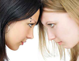 المرأة تغار من ظهور اخرى بزي مشابه لها!