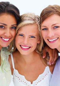 اليك بعض النصائح لتتمتعي بابتسامة عفوية!