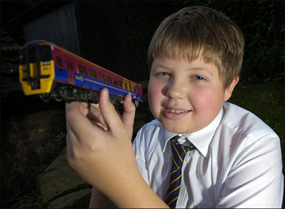 لوك (12 عاما) المُصاب بالتوحد لا يفوته قطار!! 