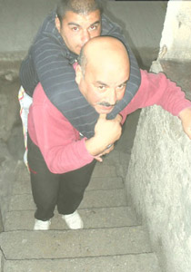 مأساة عائلة.. اب يحمل اولاده الشباب على ظهره طيلة حياته!