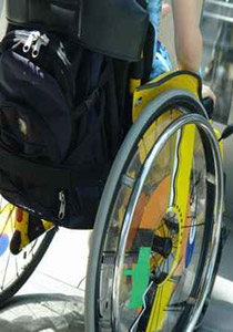 مأساة عائلة.. اب يحمل اولاده الشباب على ظهره طيلة حياته!