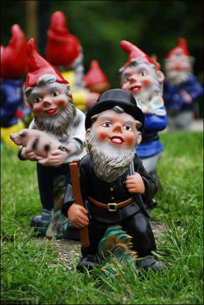 اليكم اطرف زينة للحديقة.. الاقزام!