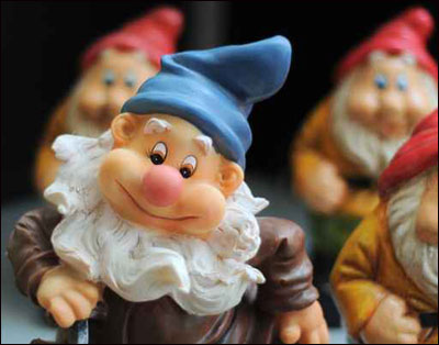 اليكم اطرف زينة للحديقة.. الاقزام!