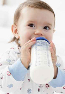 اليك 4 طرق لتعقيم زجاجة الحليب لتحافظي على صحة طفلك 