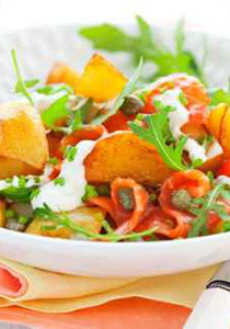 سلطة السلمون التايلاندية مع صوص الفلفل الحلو