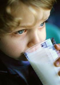 تأثير استهلاك الحليب في الصغر على كثافة العظام في الكبر!