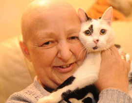 قطة تثب على ثدي صاحبتها فتكشف اصابتها بالسرطان!