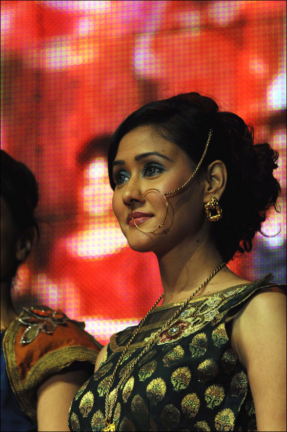 شاهدوا بالصور اسبوع الموضة في الهند 2012