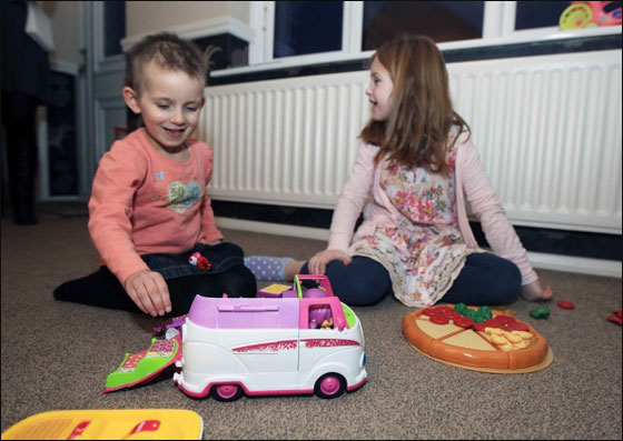 عائلة طفلة مريضة بالسرطان تجمع مبلغ 75000 يورو عن طريق تويتر!