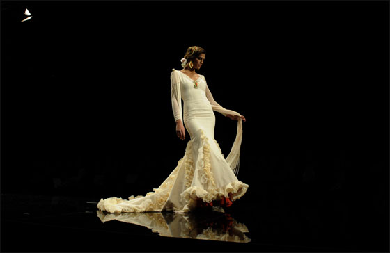 اليكم احدث ازياء الفلمنكو بالحلة الحمراء!