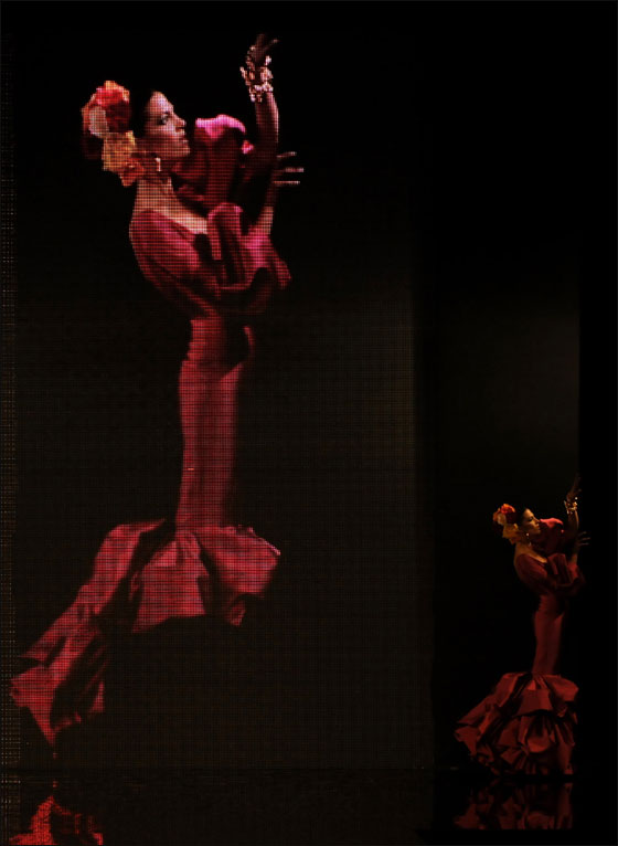 اليكم احدث ازياء الفلمنكو بالحلة الحمراء!