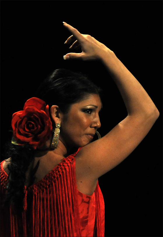 اليكم احدث ازياء الفلمنكو بالحلة الحمراء!