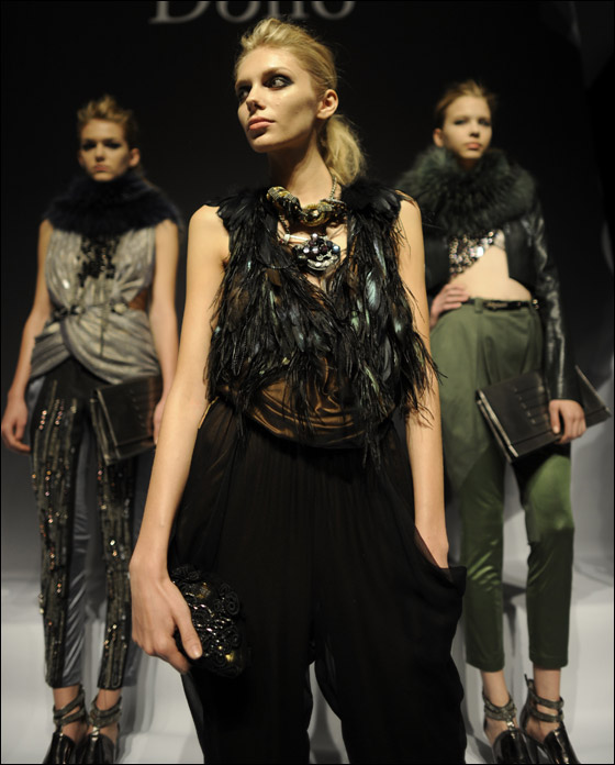 اسبوع الموضة في نيويورك يشهد وفيات وفضائح وسقوط عارضات!