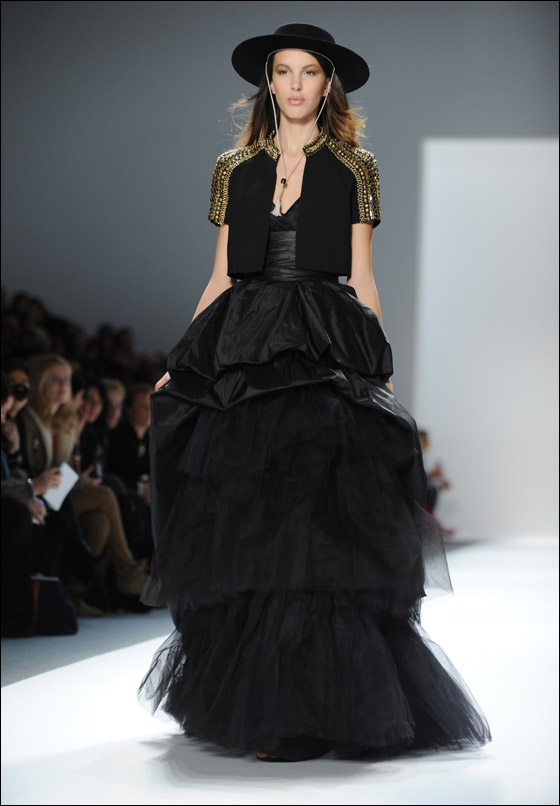 اسبوع الموضة في نيويورك يشهد وفيات وفضائح وسقوط عارضات!