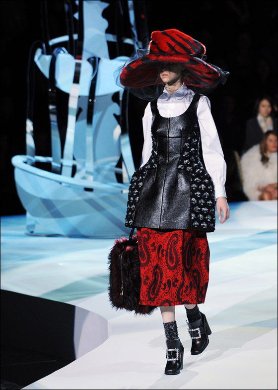 اسبوع الموضة في نيويورك يشهد وفيات وفضائح وسقوط عارضات!