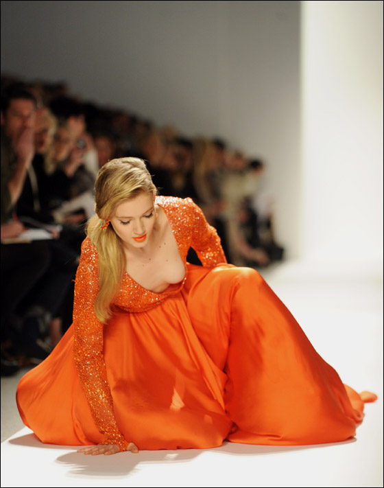 اسبوع الموضة في نيويورك يشهد وفيات وفضائح وسقوط عارضات!