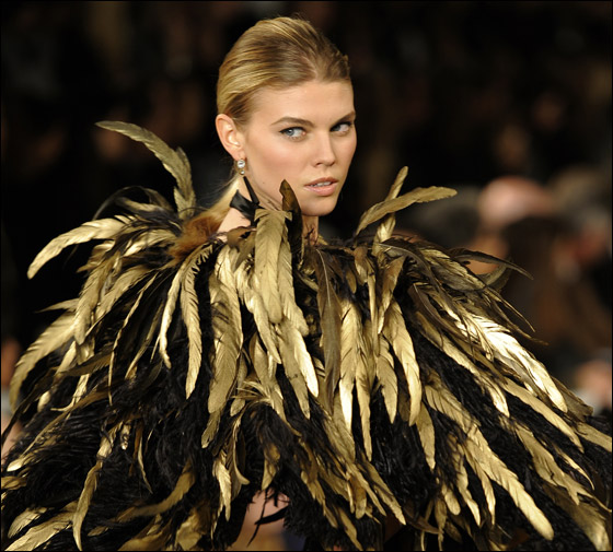 اسبوع الموضة في نيويورك يشهد وفيات وفضائح وسقوط عارضات!