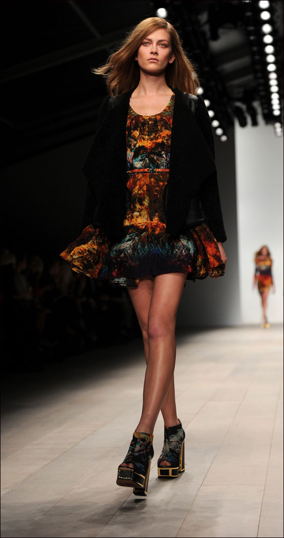 اسبوع الموضة في لندن في احدث عروضه لخريف 2012! 