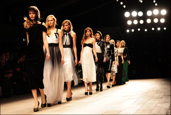 اسبوع الموضة في لندن في احدث عروضه لخريف 2012! 
