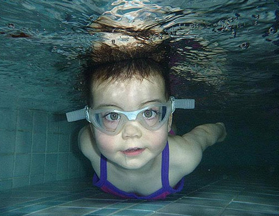 بدأت السباحة بعمر الـ10 اسابيع لكي تتغلب على مرض السرطان