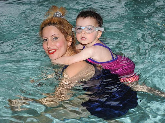 بدأت السباحة بعمر الـ10 اسابيع لكي تتغلب على مرض السرطان