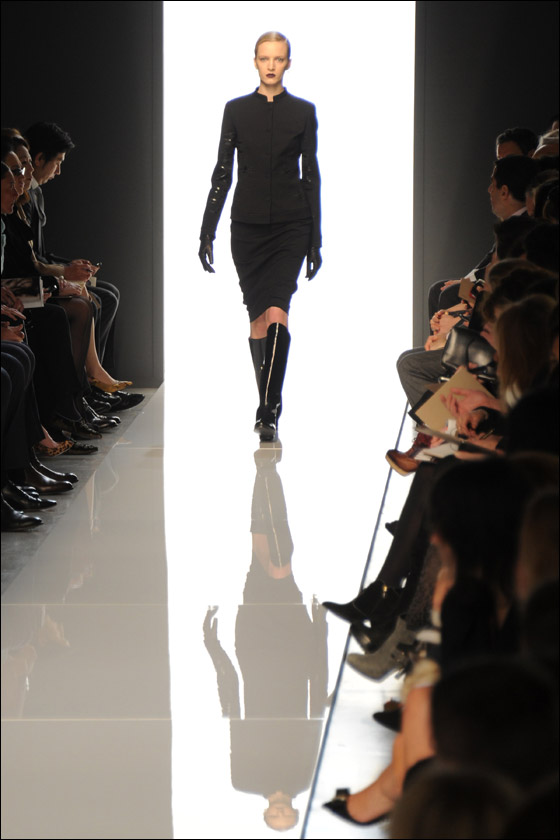 الالوان الغامقة تهيمن على التصاميم في اسبوع الموضة الايطالي!