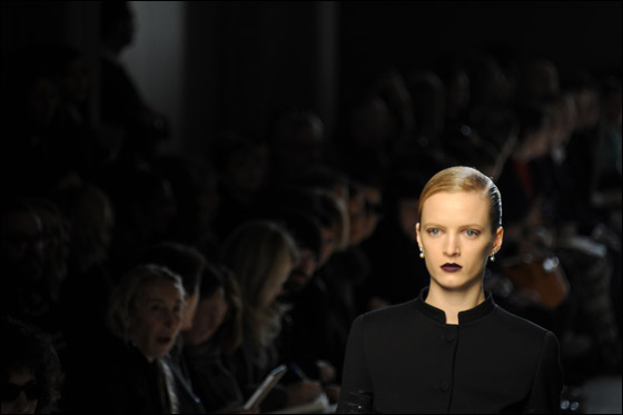 الالوان الغامقة تهيمن على التصاميم في اسبوع الموضة الايطالي!