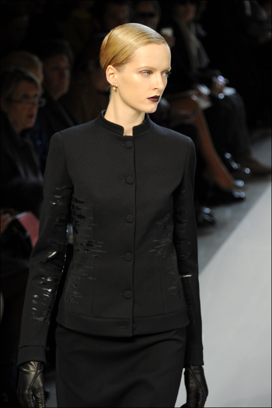 الالوان الغامقة تهيمن على التصاميم في اسبوع الموضة الايطالي!