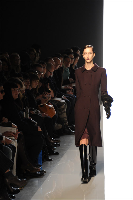 الالوان الغامقة تهيمن على التصاميم في اسبوع الموضة الايطالي!