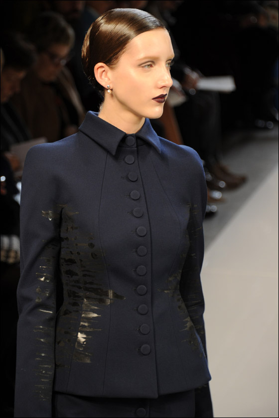 الالوان الغامقة تهيمن على التصاميم في اسبوع الموضة الايطالي!