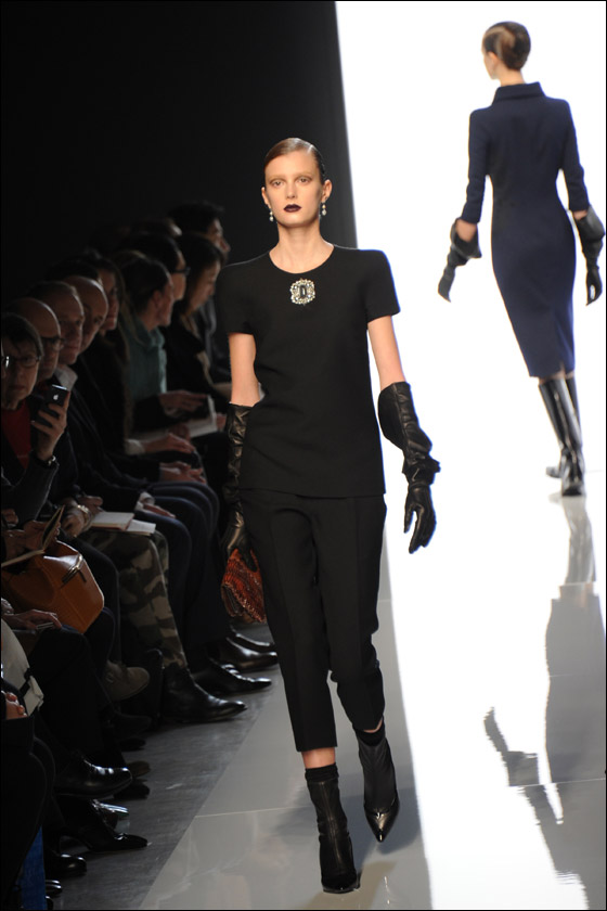 الالوان الغامقة تهيمن على التصاميم في اسبوع الموضة الايطالي!