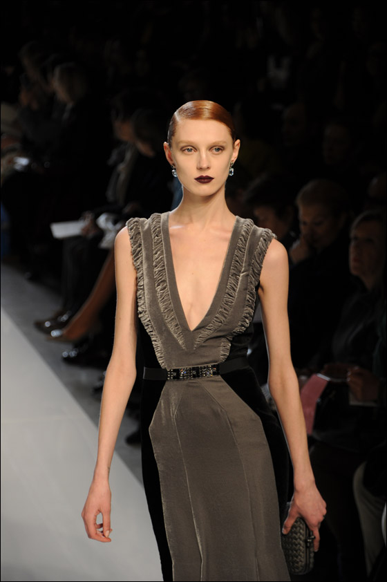 الالوان الغامقة تهيمن على التصاميم في اسبوع الموضة الايطالي!