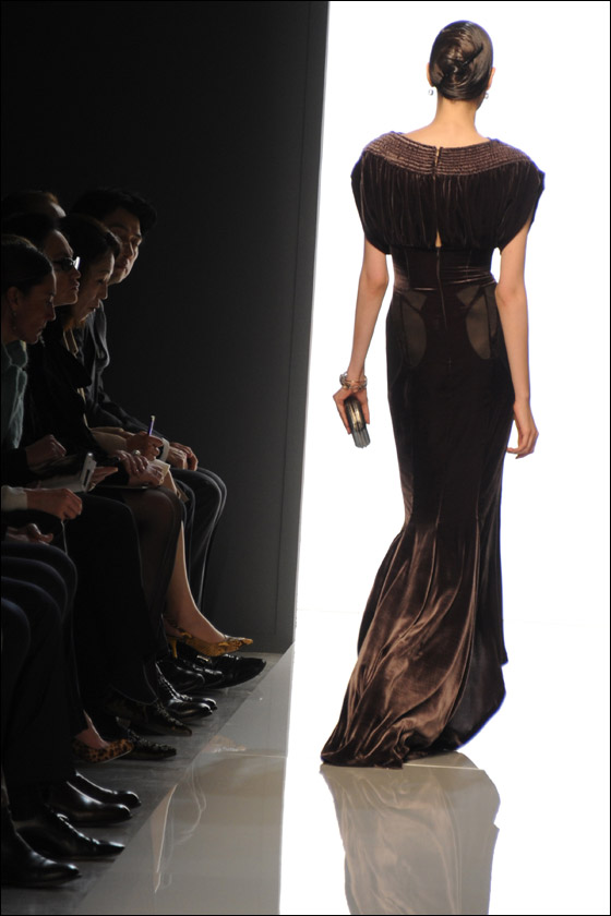 الالوان الغامقة تهيمن على التصاميم في اسبوع الموضة الايطالي!