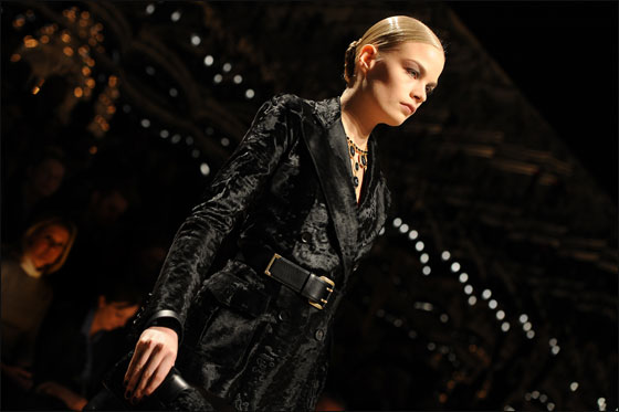 بالصور.. احدث ازياء اسبوع الموضة الايطالي!!