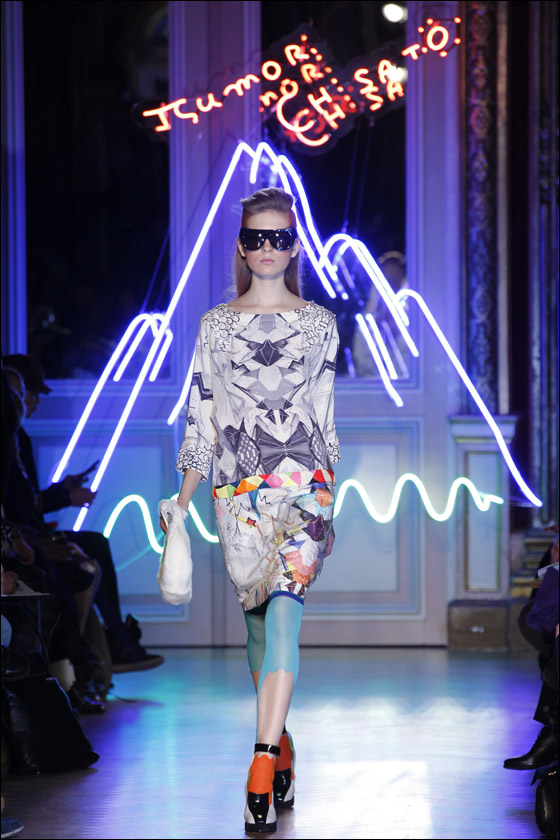 نقدم لكم تصاميم يابنانية مطرزة لشتاء وخريف 2012! نقدم لكم تصاميم يابنانية مطرزة لشتاء وخريف 2012!