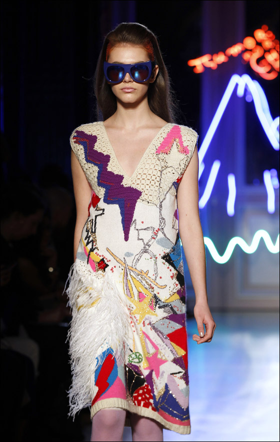 نقدم لكم تصاميم يابنانية مطرزة لشتاء وخريف 2012! نقدم لكم تصاميم يابنانية مطرزة لشتاء وخريف 2012!