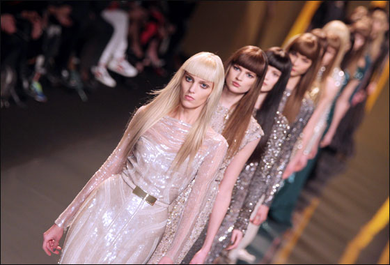 نقدم لكم تصاميم فساتين السهرات الانيقة من ايلي صعب!