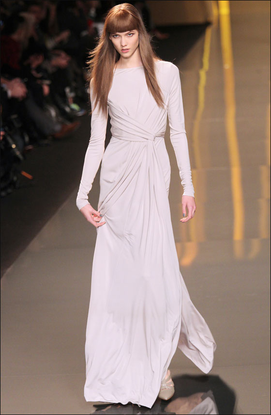 نقدم لكم تصاميم فساتين السهرات الانيقة من ايلي صعب!