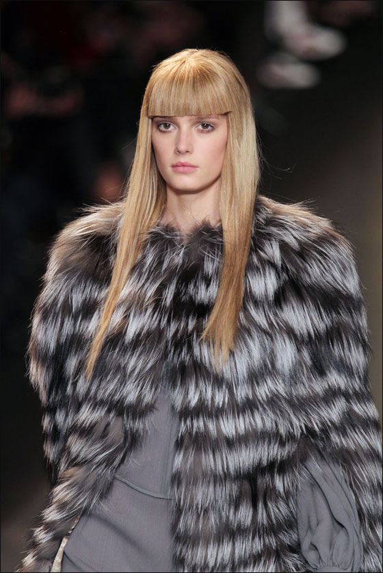 نقدم لكم تصاميم فساتين السهرات الانيقة من ايلي صعب!