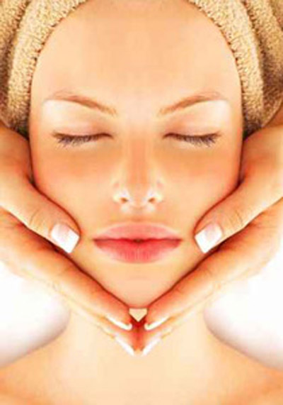 عالجي بشرة وجهك من خلال التدليك وتخلصي من التجاعيد!