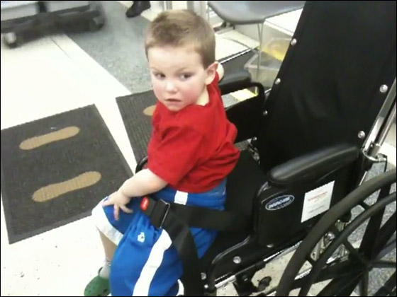 !طفل يرتجف من الخوف لتعرضه لتفتيش مكثف على كرسيه المتحرك