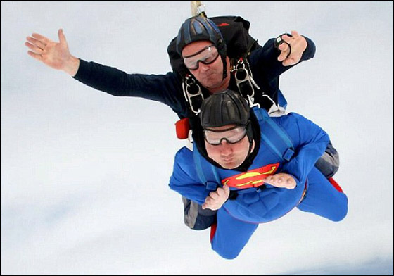 شاب مشلول الساقين والذراعين يتحدى شلله بخوض المغامرات!!