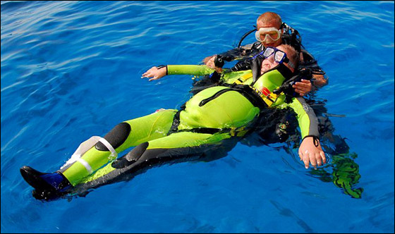 شاب مشلول الساقين والذراعين يتحدى شلله بخوض المغامرات!!