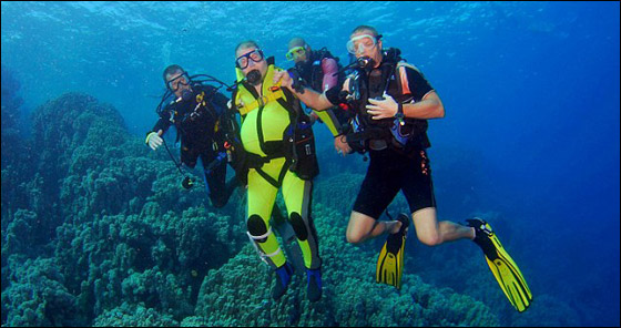 شاب مشلول الساقين والذراعين يتحدى شلله بخوض المغامرات!!