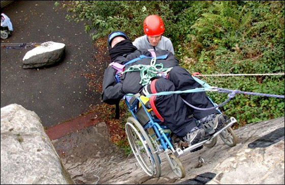 شاب مشلول الساقين والذراعين يتحدى شلله بخوض المغامرات!!