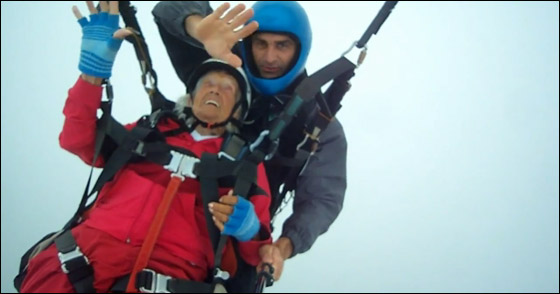 قعيدة تبلغ 104 اعوام تهبط بالمظلة من جبل ارتفاعه 2400 قدم!